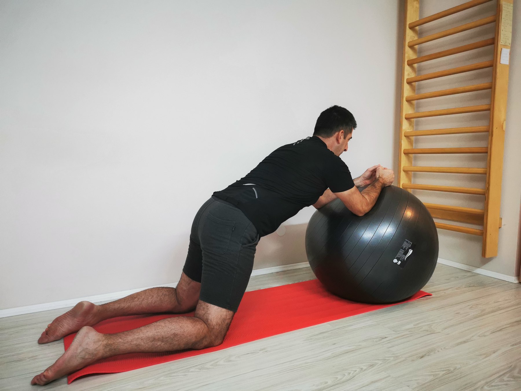 Rehabilitációs torna — vezetett gyakorlat bordásfalnál