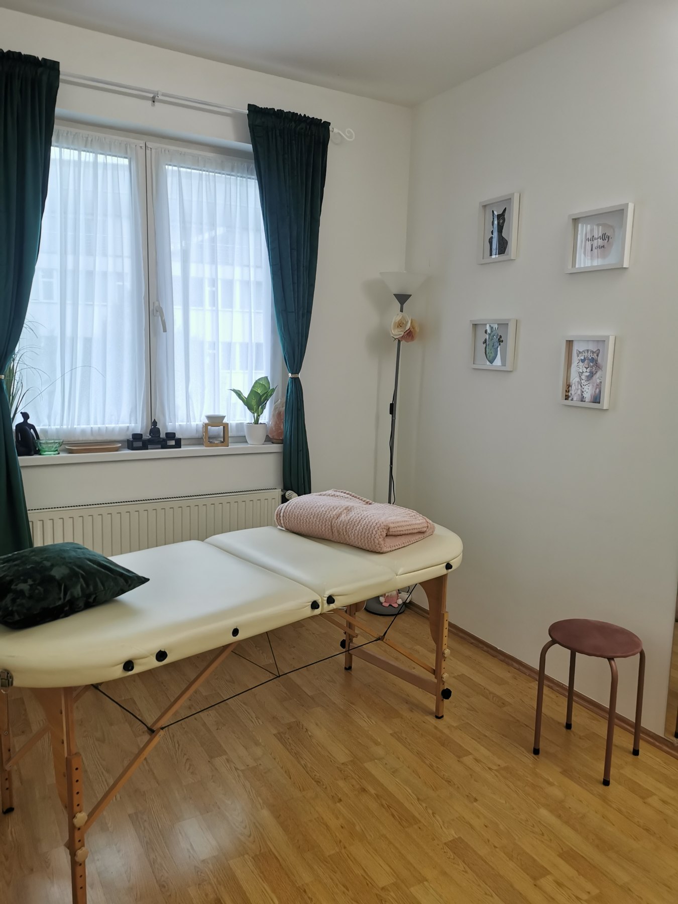 A kezelő Budaörsön, Puskás Tivadar út — kezelőágy az ablaknál